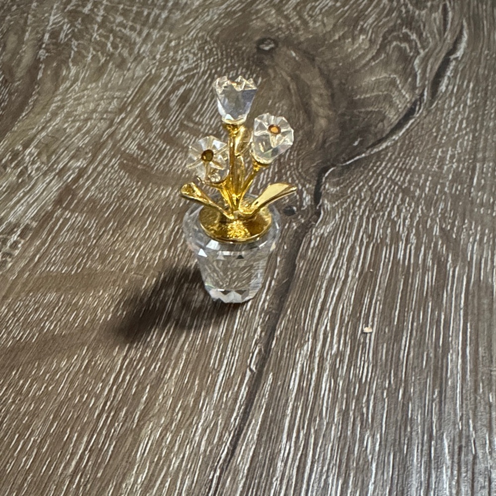 Elegant Gold and Clear Crystal Perfume Bottle